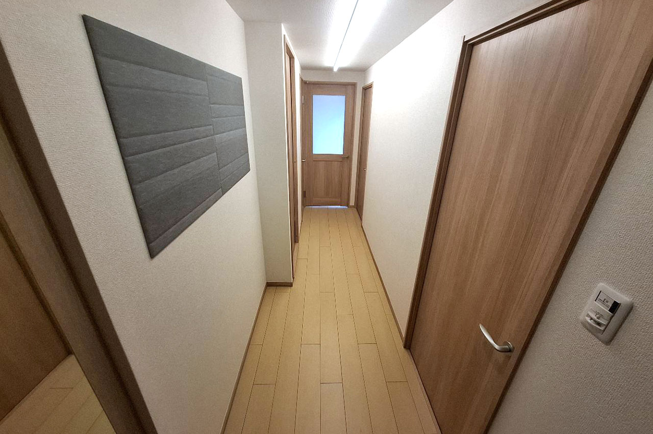 廊下の壁一部には、調湿・脱臭効果が期待できるエコカラットを貼りました。