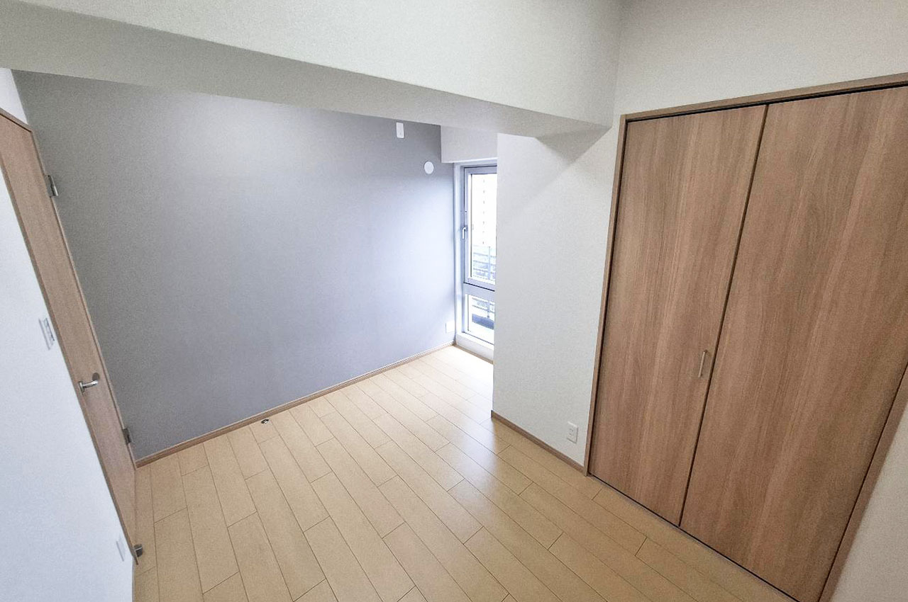 洋室約5.3帖もリフォームでまっさらに。窓付きで風通りの良いお部屋です。