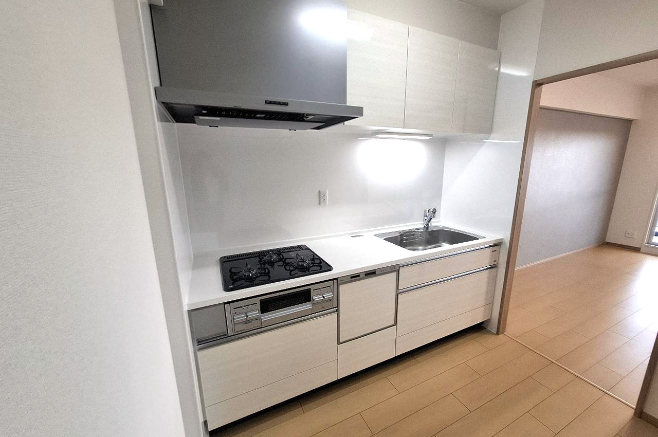 奥まった場所に設置された独立タイプのキッチン。お料理に集中しやすく、スペースを自由に使えます。