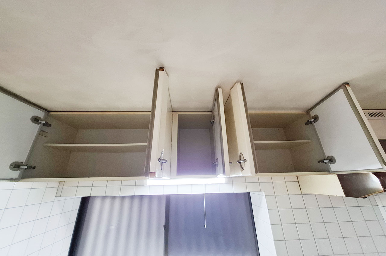 キッチン：吊戸棚