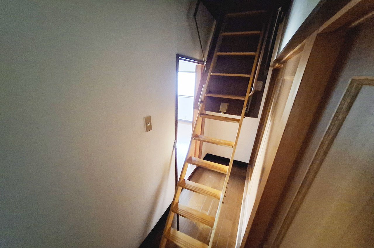 屋根裏収納
