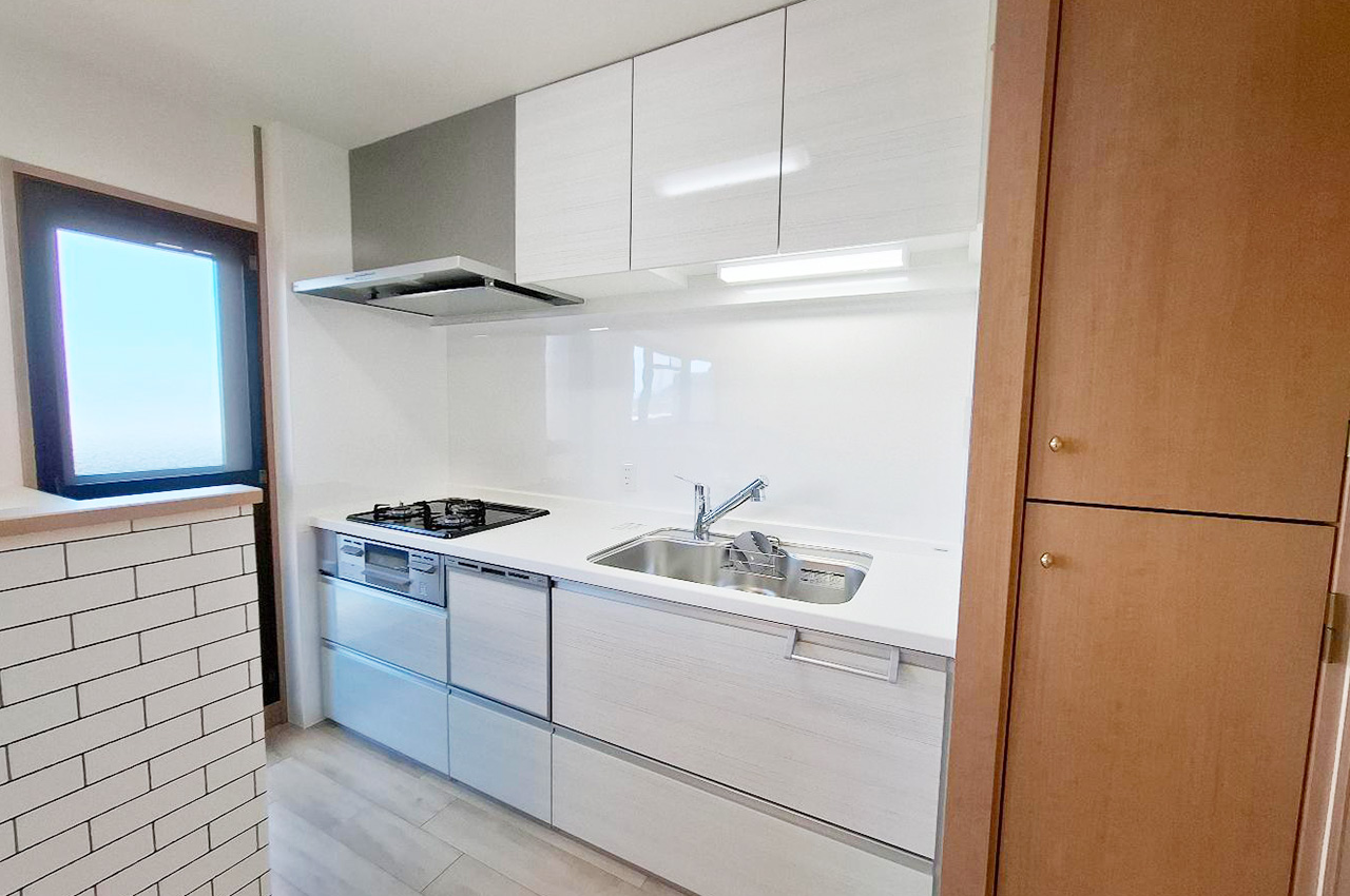 キッチン：リビングと繋がる明るい空間。システムキッチンの隣はパントリーです。