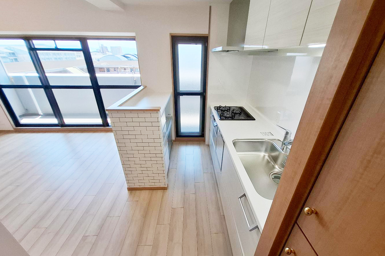 キッチン：バルコニー直結の勝手口があり、開放感と便利さを兼ね備えた設計。家事効率がぐんとアップ。