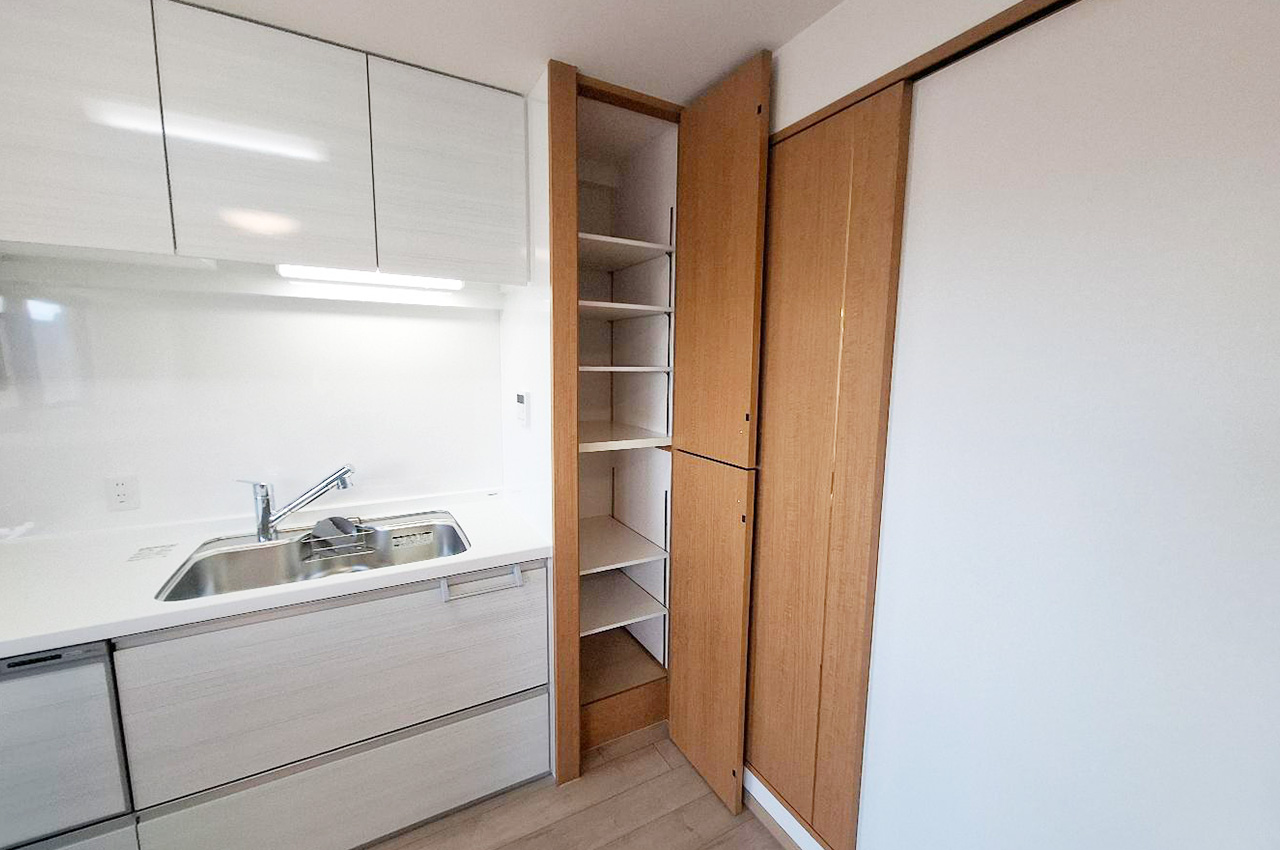 キッチン：システムキッチン横のパントリーを活用すれば、保存食や調理器具もすっきり収まります。