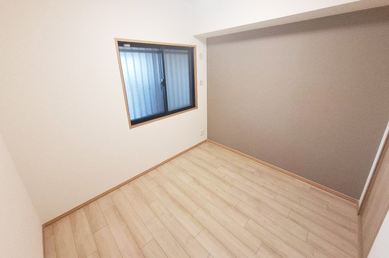 納戸：窓付きで換気も可能。日用品や非常用品の備蓄庫としても活用しやすい空間です。