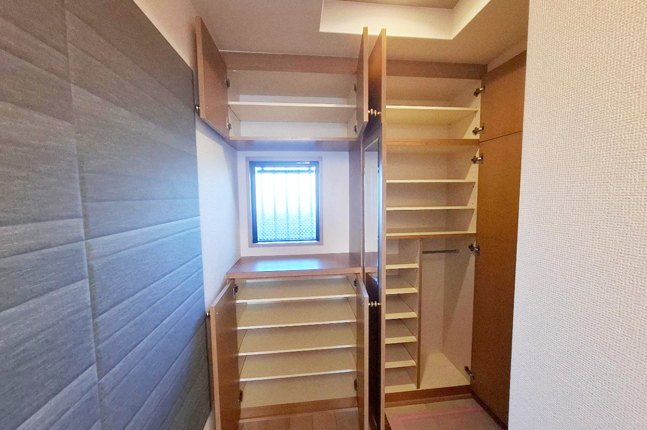 玄関：大容量のシューズボックスを備えた玄関は、靴や小物もすっきり収納。整理整頓された空間を保てます。