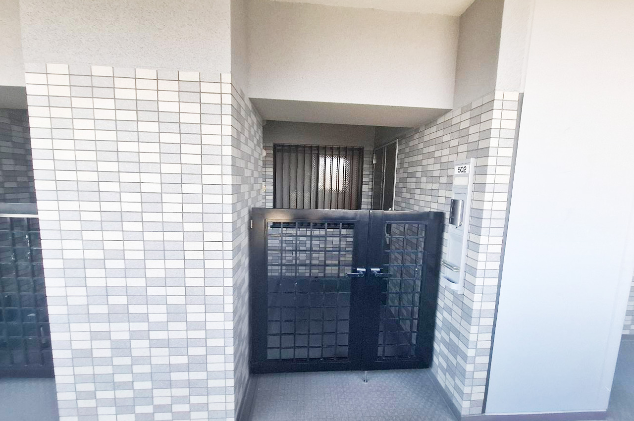 玄関ポーチ：プライバシー性の高い専用ポーチ付。安心感のある住まいの顔として日々の暮らしを支えます。