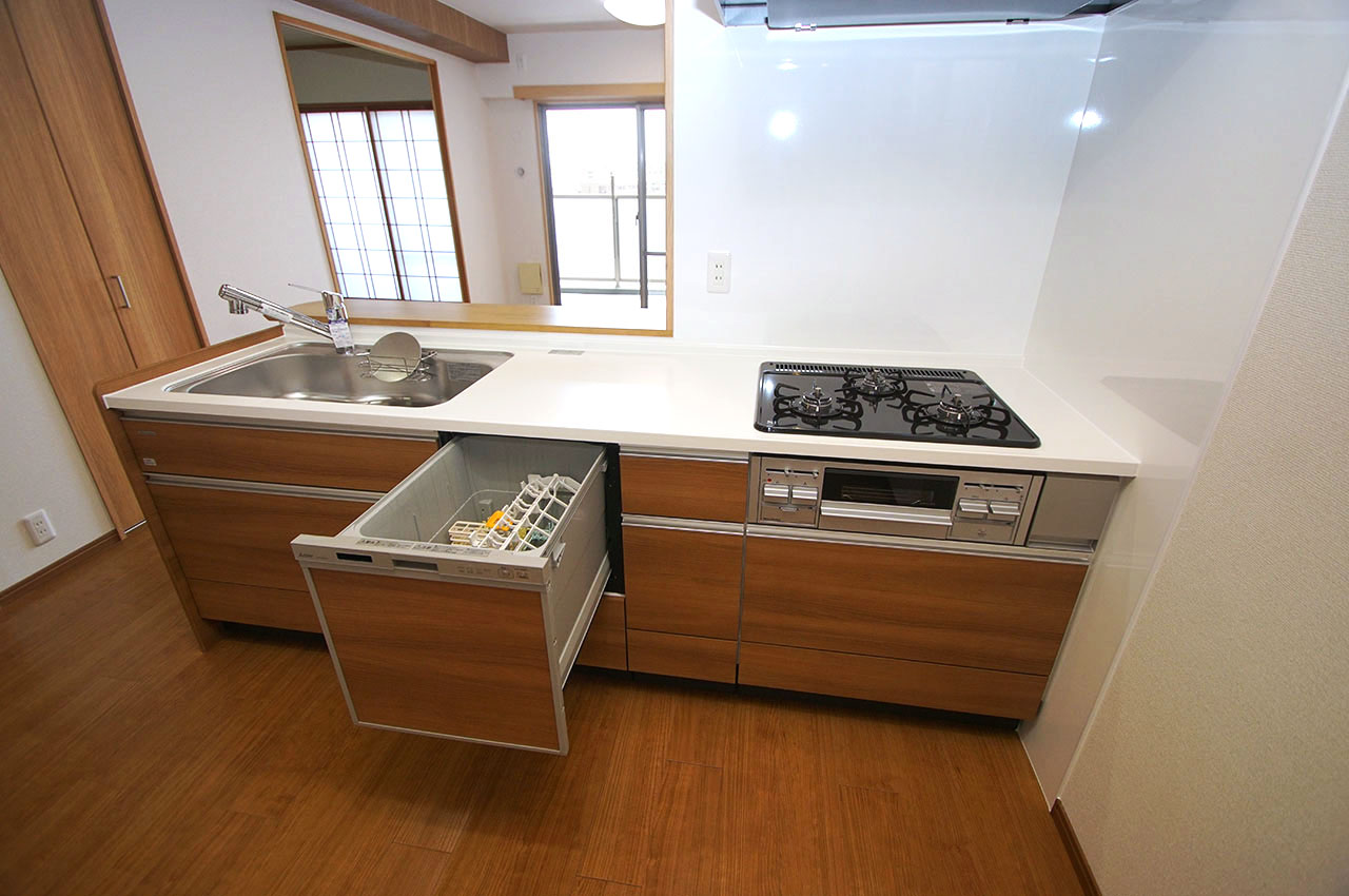 新調したキッチンは、節水や家事の時短にもなるうれしい食洗機付きです。