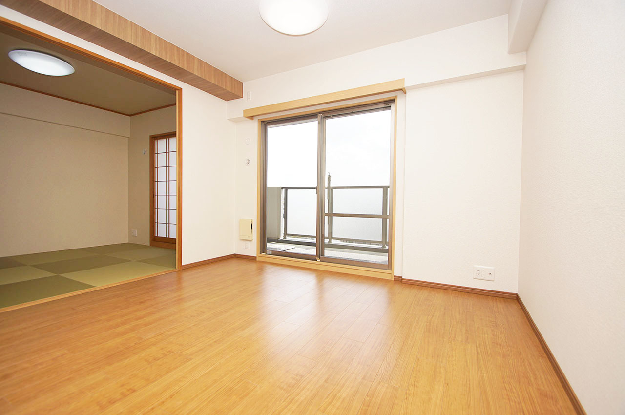 和室と続間になった使いやすいリビング。南東向きで日当りも良好です。