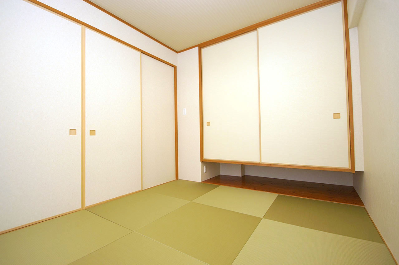 和室内の吊り押入。圧迫感を軽減し、部屋全体を広く見せる効果があります。