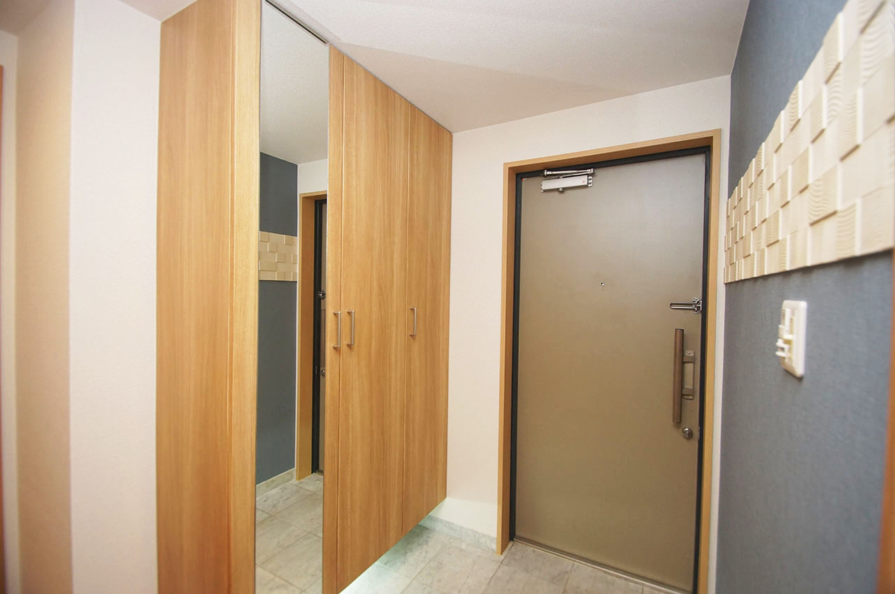 吊りタイプで大容量の下駄箱も新調済み。さらに便利な姿見付きで、空間をより広く演出します。