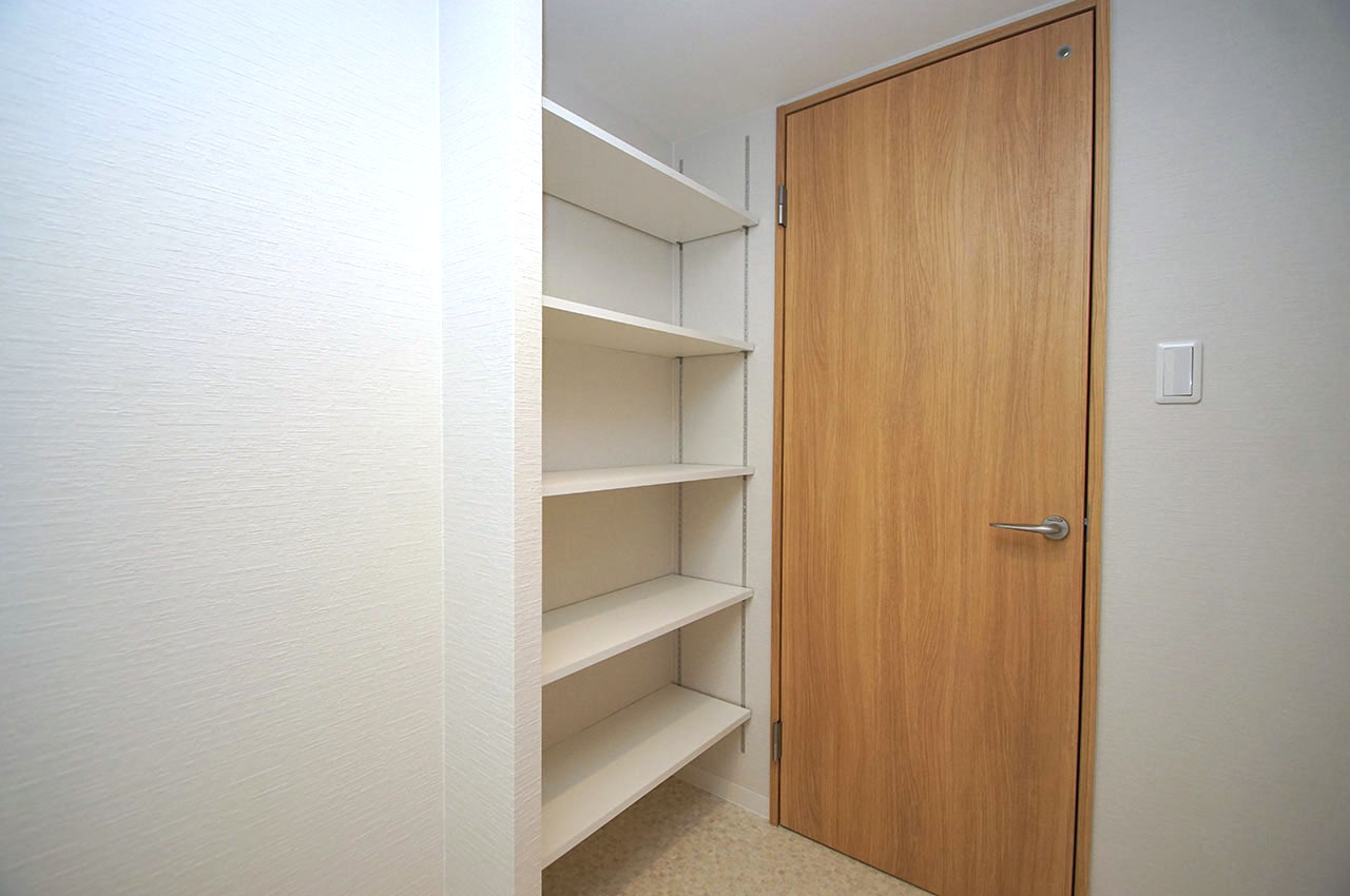 洗面所内の可動棚も新調済み。タオルや洗剤などのストックスペースとしても活躍します。