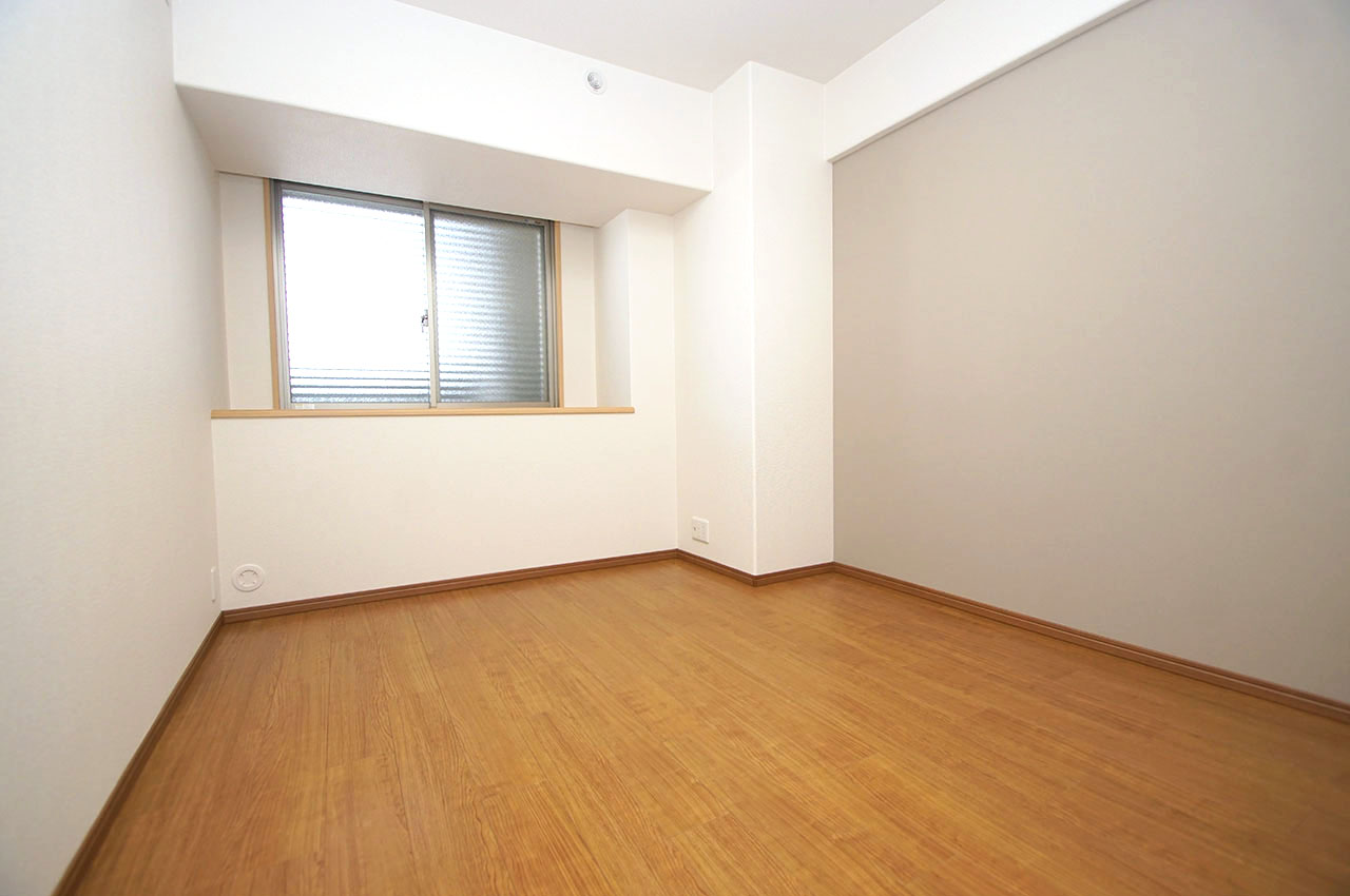 洋室約6帖の壁一部には、落ち着いたグレーのアクセントクロスを施しました。