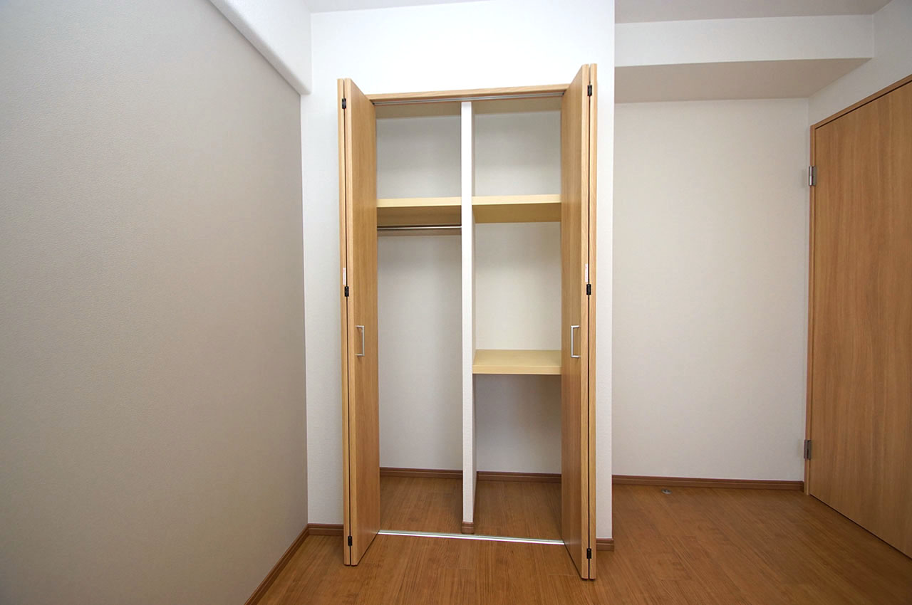 洋室約6帖内のクローゼット。建具や内部のクロスはきれいに新調済みです。