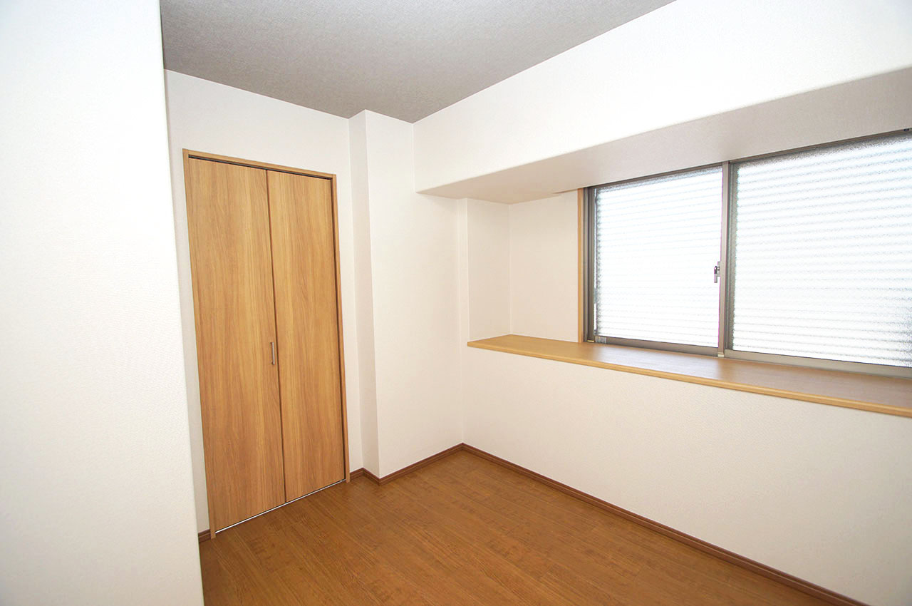 洋室約5帖のワイドな出窓カウンターは、インテリアスペースや追加の収納スペースとしてもご利用可能です。