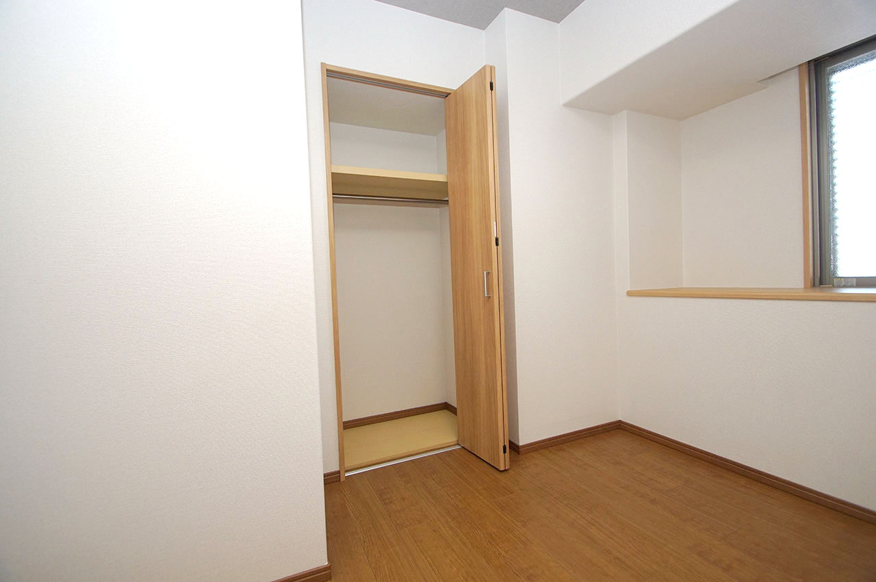 洋室約5帖内のクローゼット。建具や内部のクロスはきれいに新調済みです。