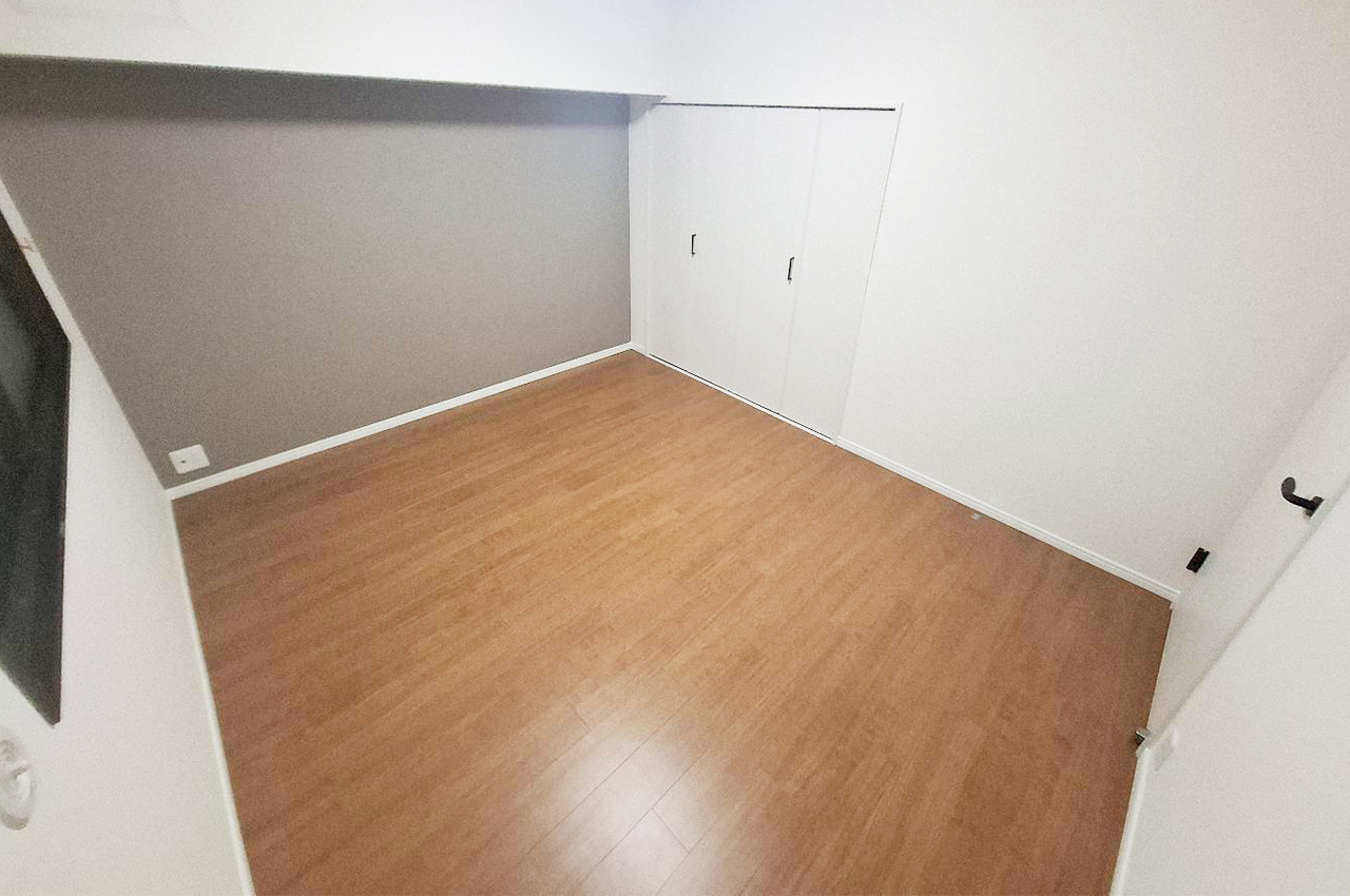 納戸：壁・天井クロス、フローリング貼替済み。