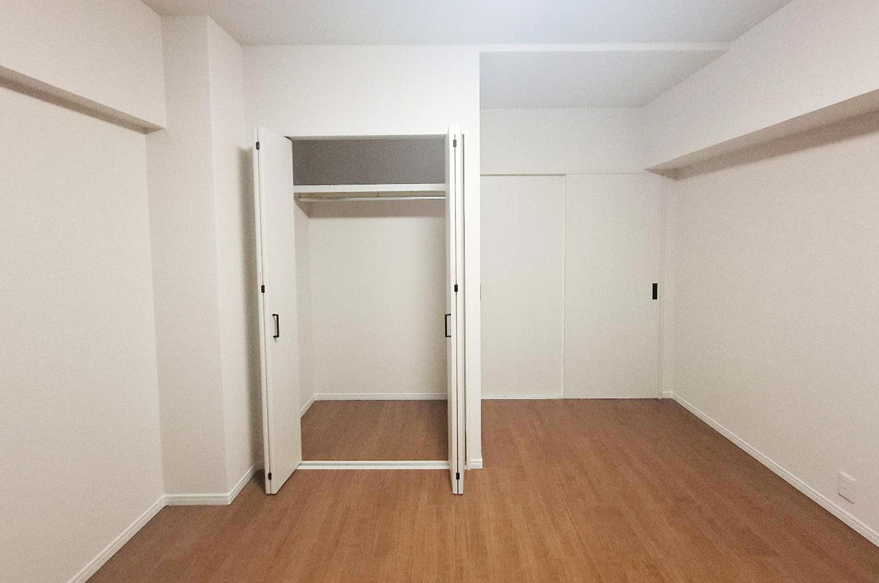 洋室②：クローゼット付で収納ラクラク。