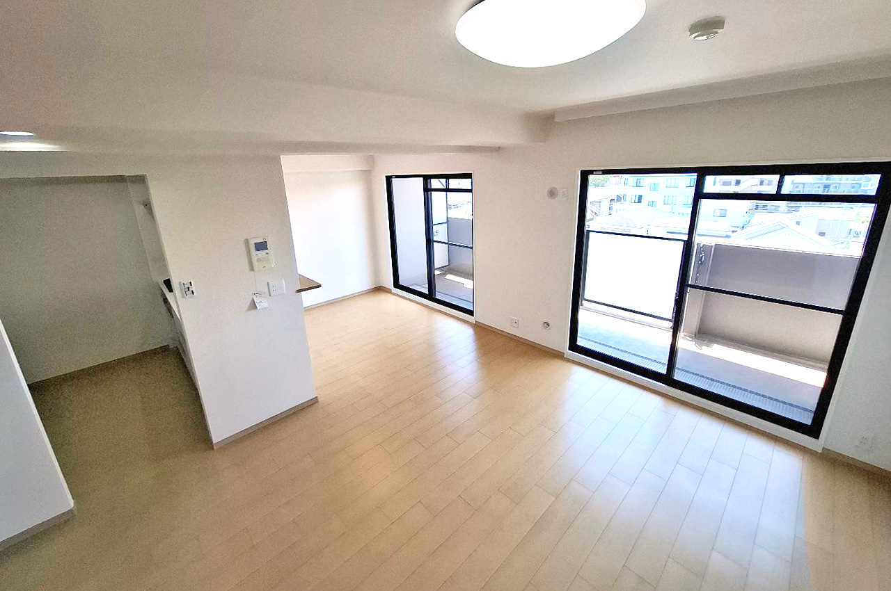 リビングダイニング:6階部分の南向きで日当り良好