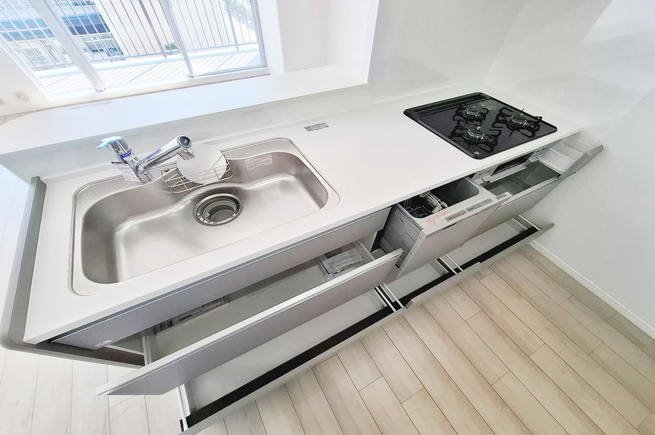 便利な食洗機と収納力のあるスライド収納を備えたキッチン。毎日の家事がより快適で効率的に。