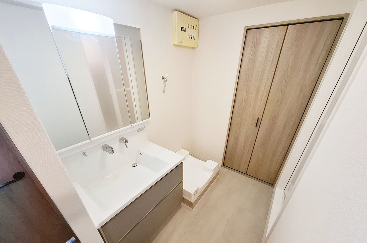 フルリフォームで一新した洗面室。三面鏡付き洗面化粧台で毎日の身支度もスムーズに。