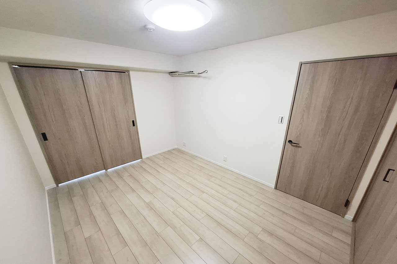 約6.2帖の洋室③は和室からリニューアル。リビングと一体利用できる、モダンで快適な空間です。