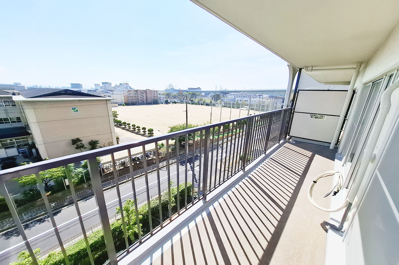 バルコニーは南西向きで日当り良好です。