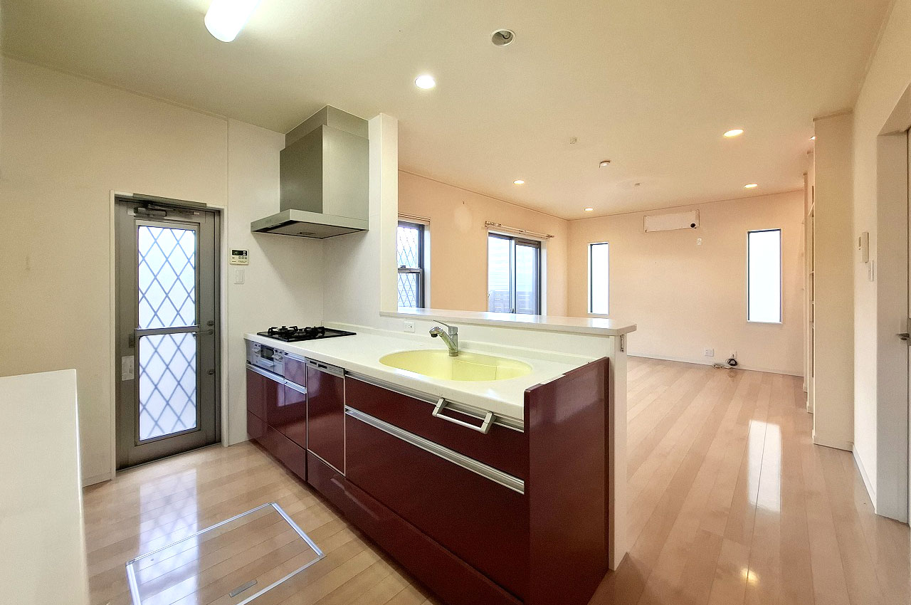 勝手口付きのキッチン