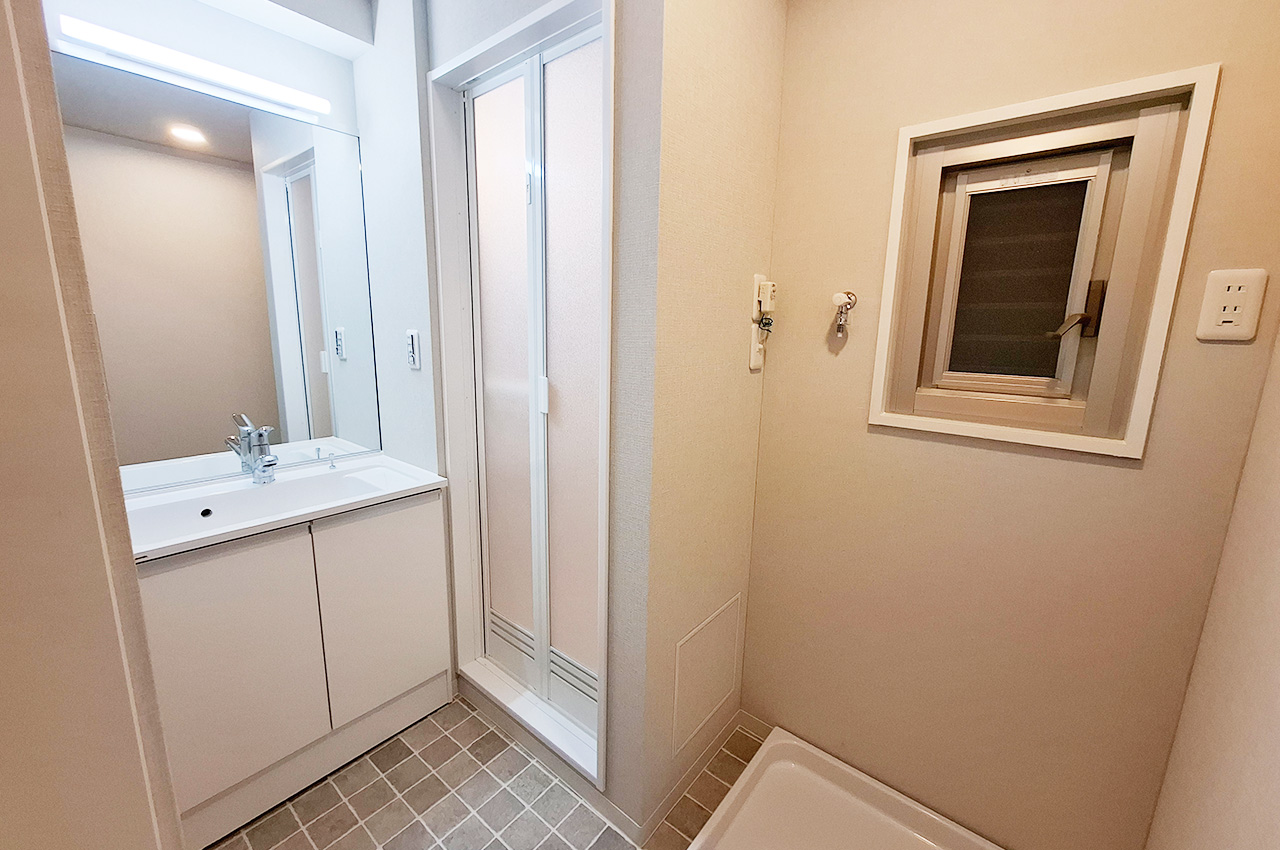 洗面室:洗面化粧台を新調済み。窓付きで換気しやすい設計。