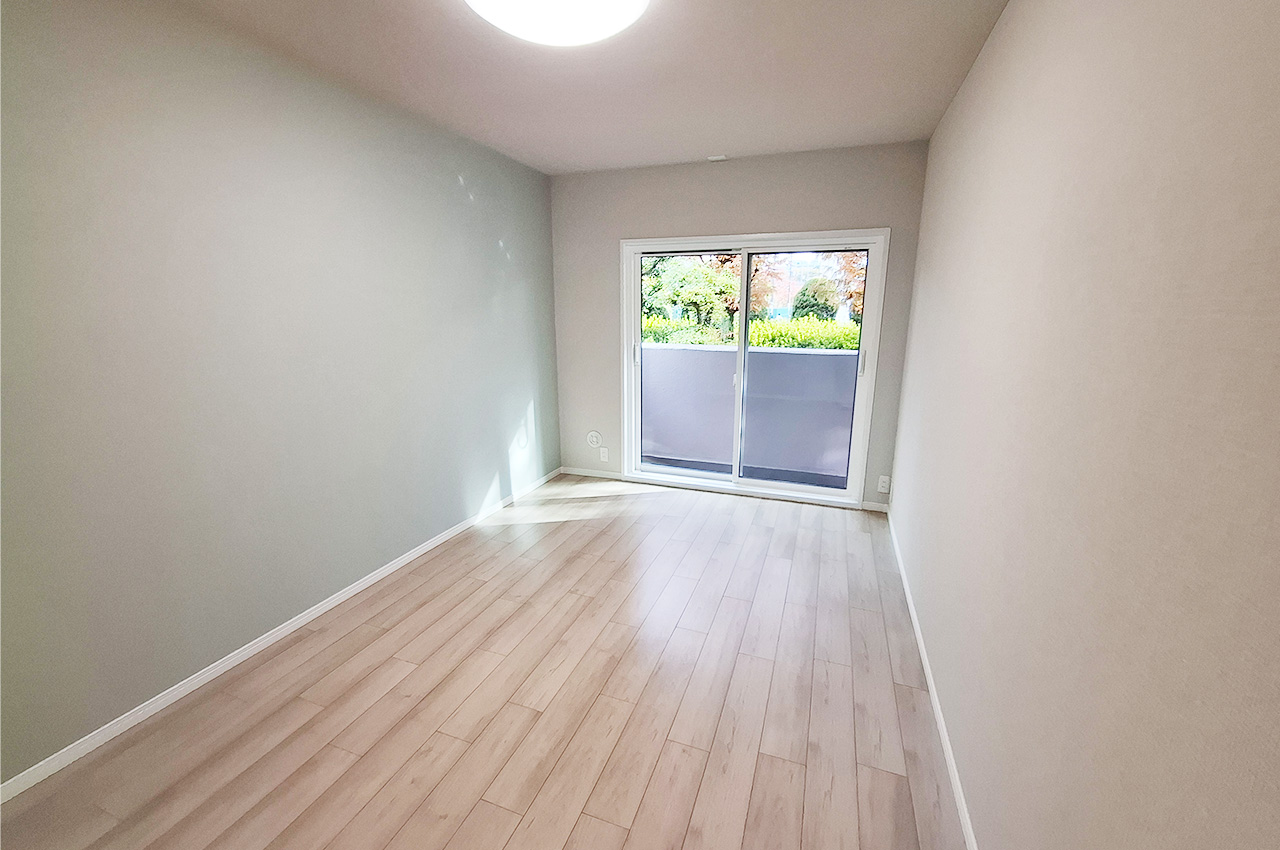 洋室1:壁一部にアクセントクロスを貼るなど室内リフォーム済み。