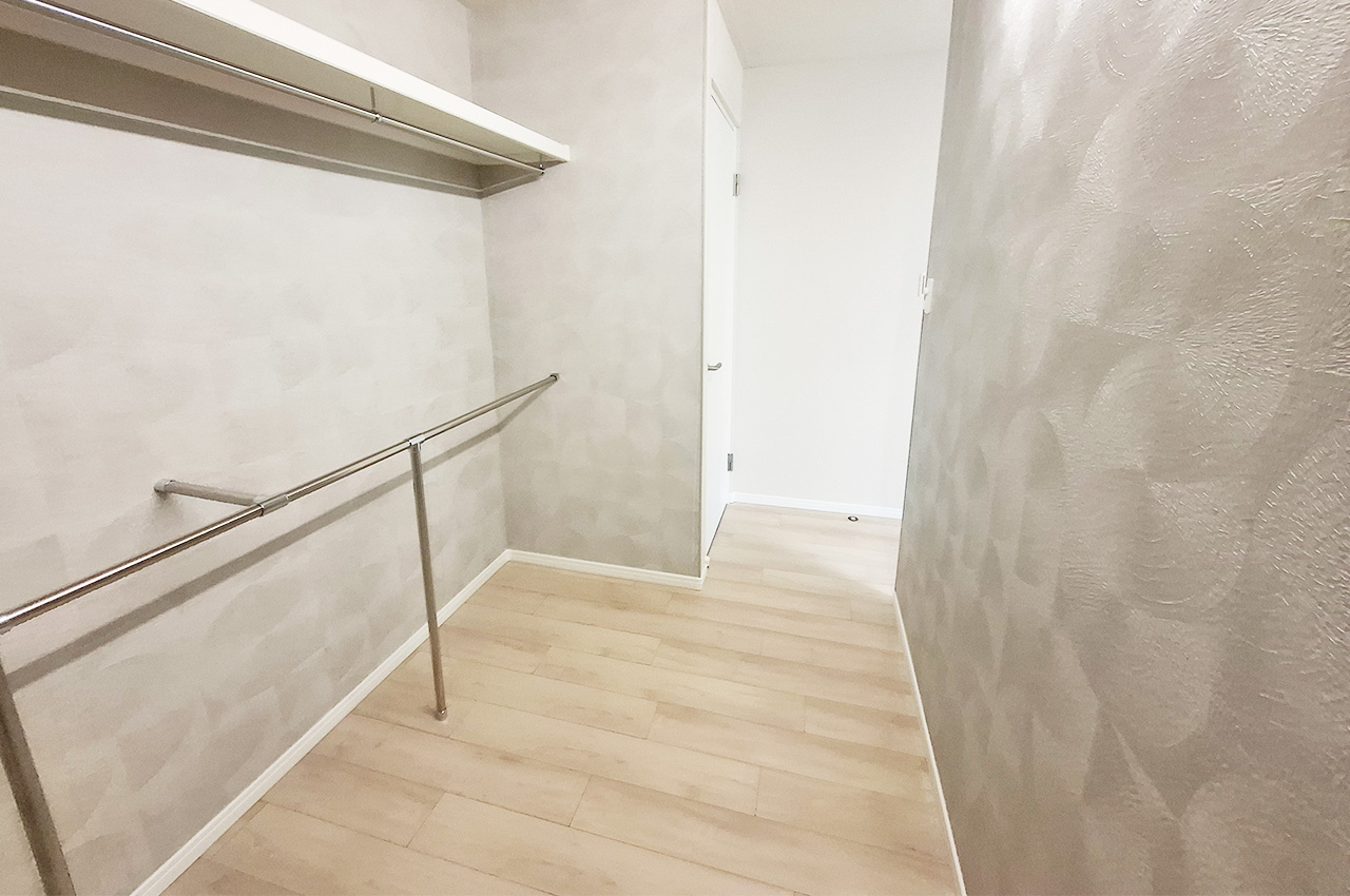 ウォークインクローゼット:衣類以外にも季節物の収納など様々な用途で利用可能。