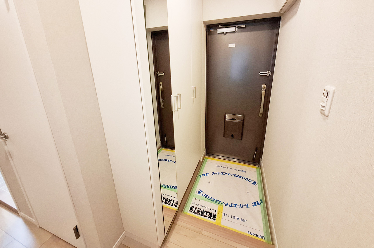 玄関:姿見付きの下駄箱を新調。