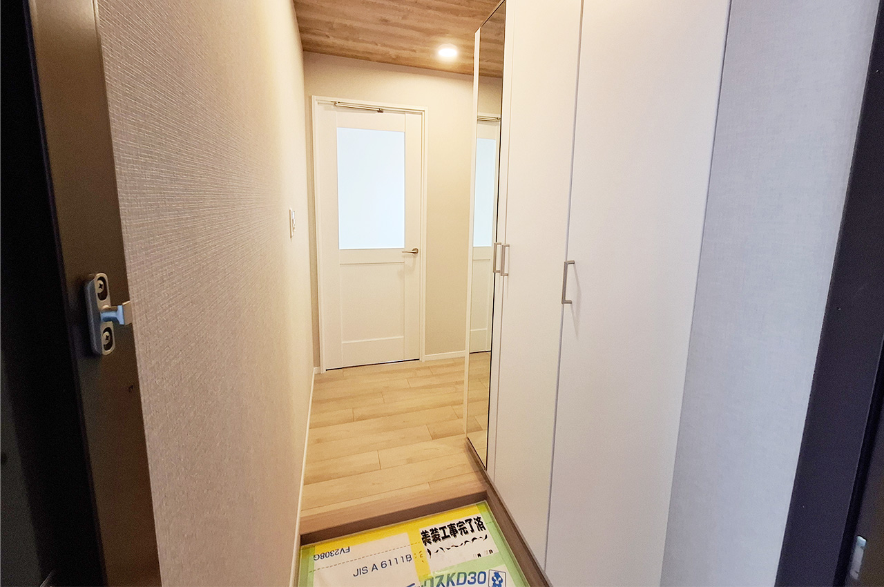 玄関・廊下:クロスやフローリングを貼替え済み。