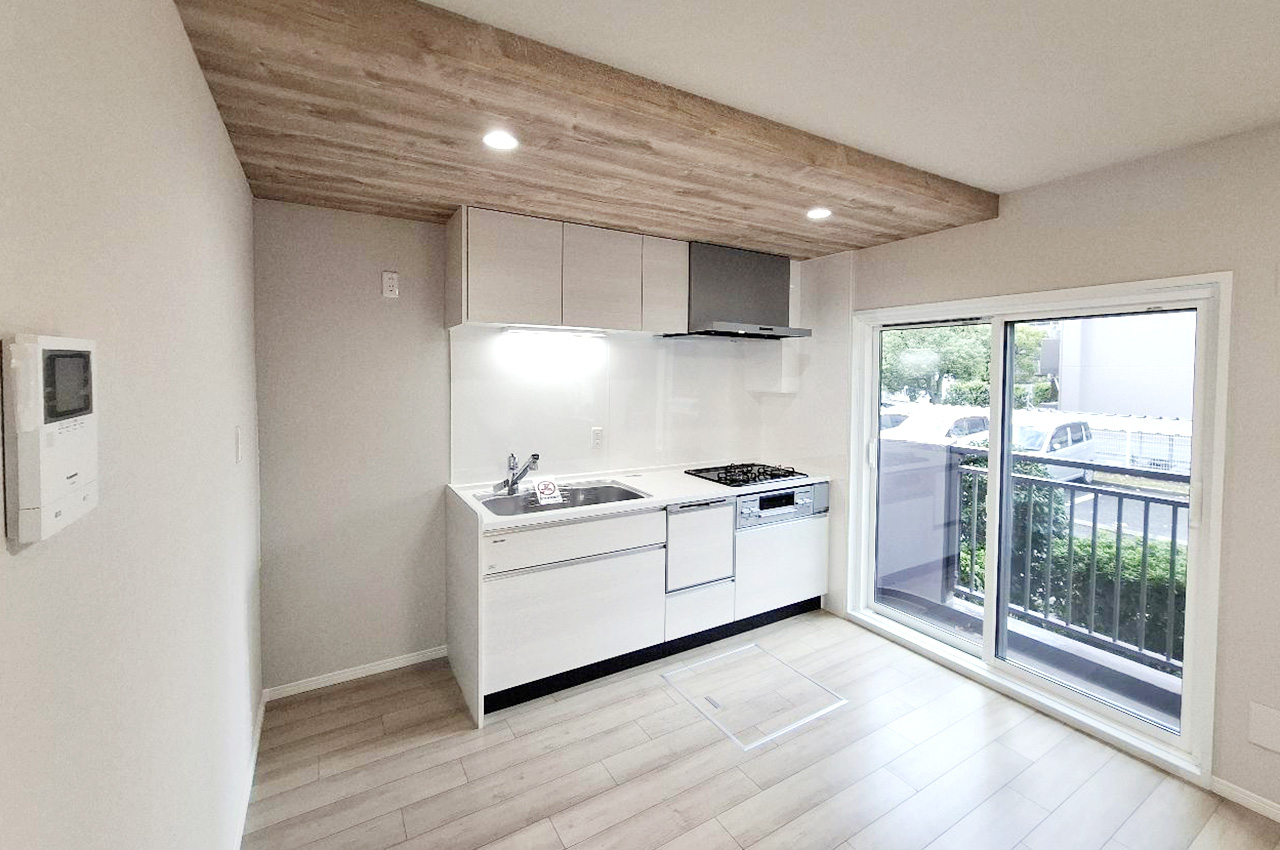 キッチン:バルコニーへ出入り可能。換気やゴミ出しにも便利です。