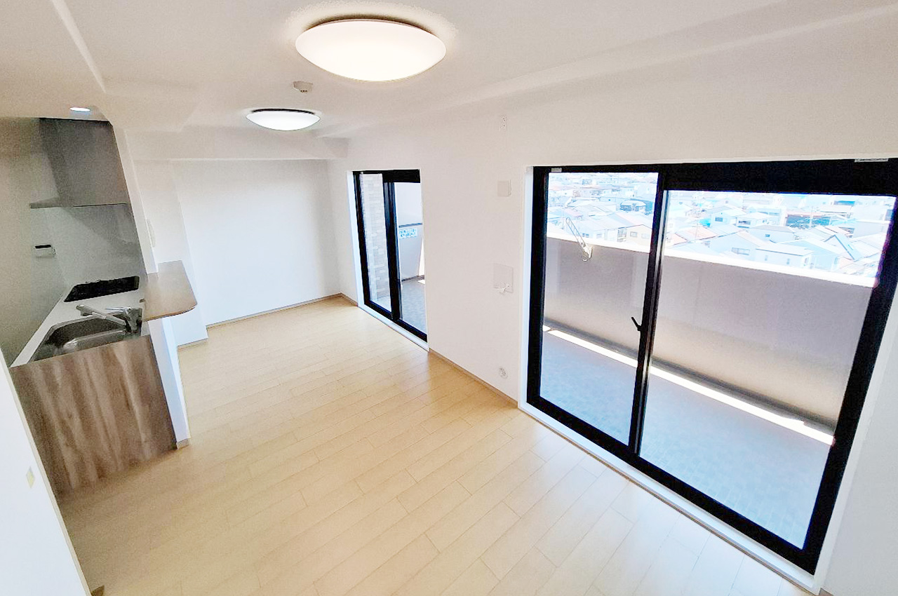 LDK:明るい南東向きの窓から光が差し込む約13.3帖のLDK。家族が自然と集まる心地よい空間です。