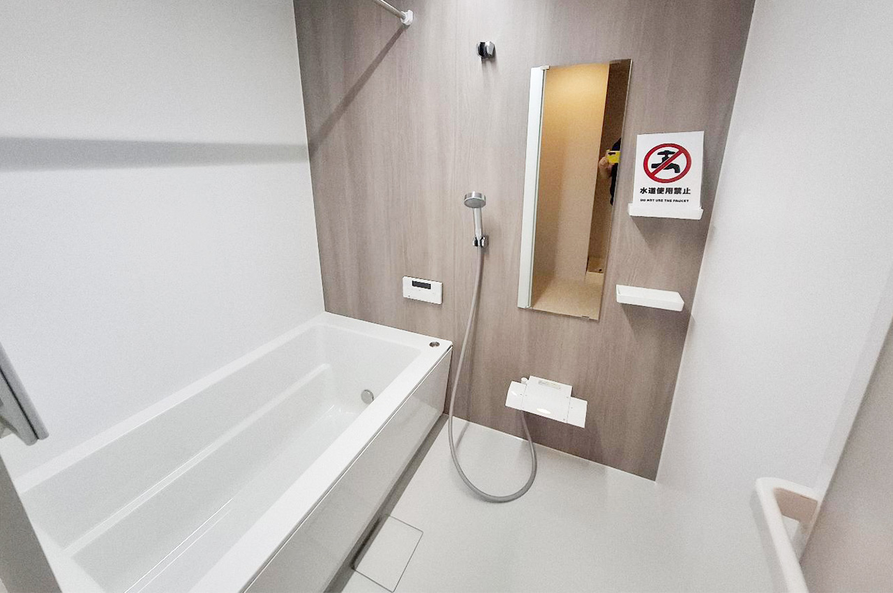 バスルーム:新品のシステムバスで快適なバスタイムを過ごせます。清潔感と機能性を兼ね備えた空間です。