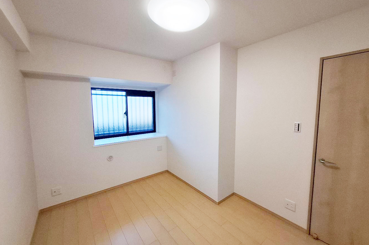 洋室①:新調されたフローリングと建具で室内ピカピカ。出窓は小物を飾ったり観葉植物を置くのにぴったり。