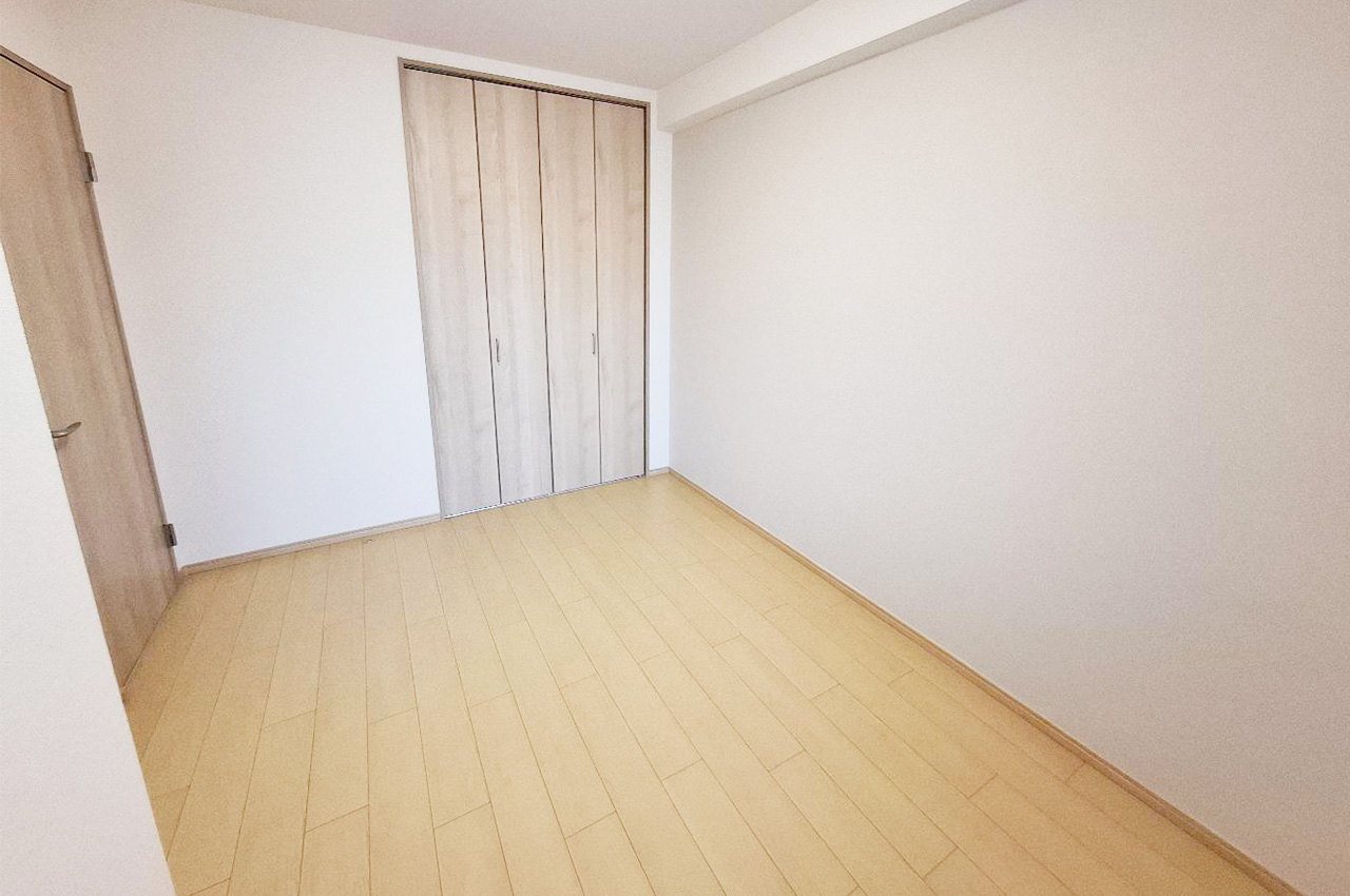 洋室①:新しく貼り替えたミルクティーカラーのアクセントクロスがあたたかみのある雰囲気を演出。