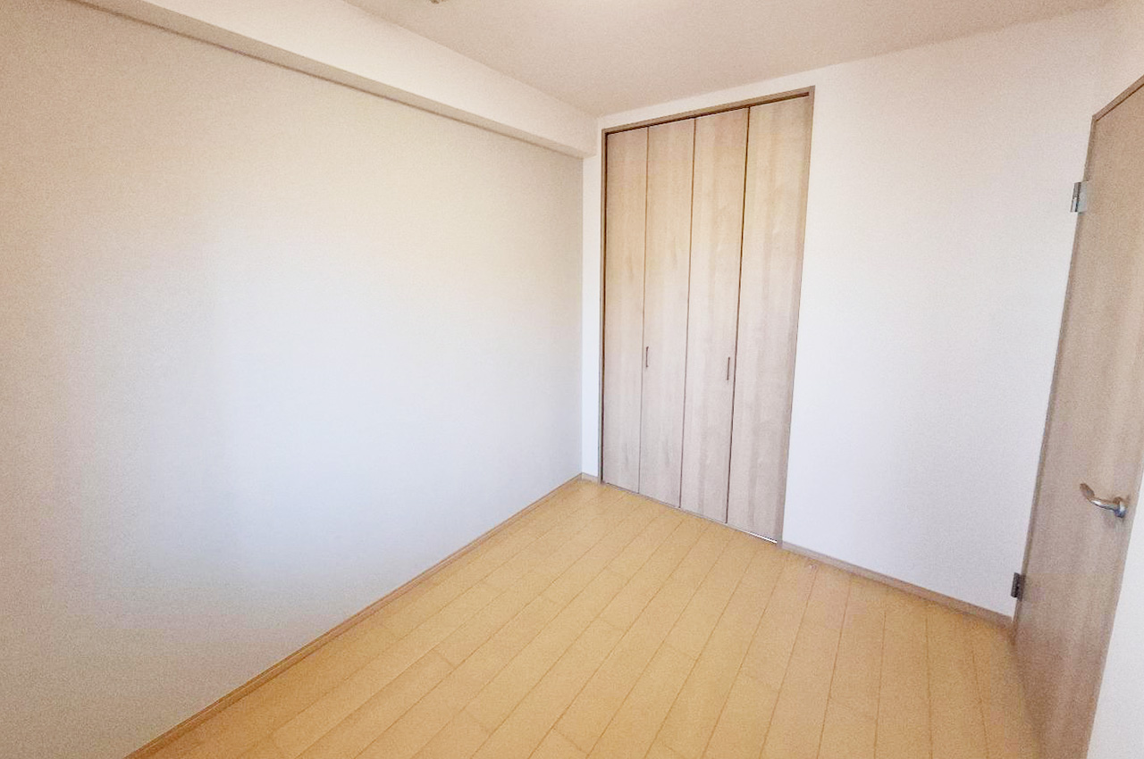 洋室②:貼り替えたベージュカラーのアクセントクロスで落ち着いた雰囲気。シンプルさが魅力。