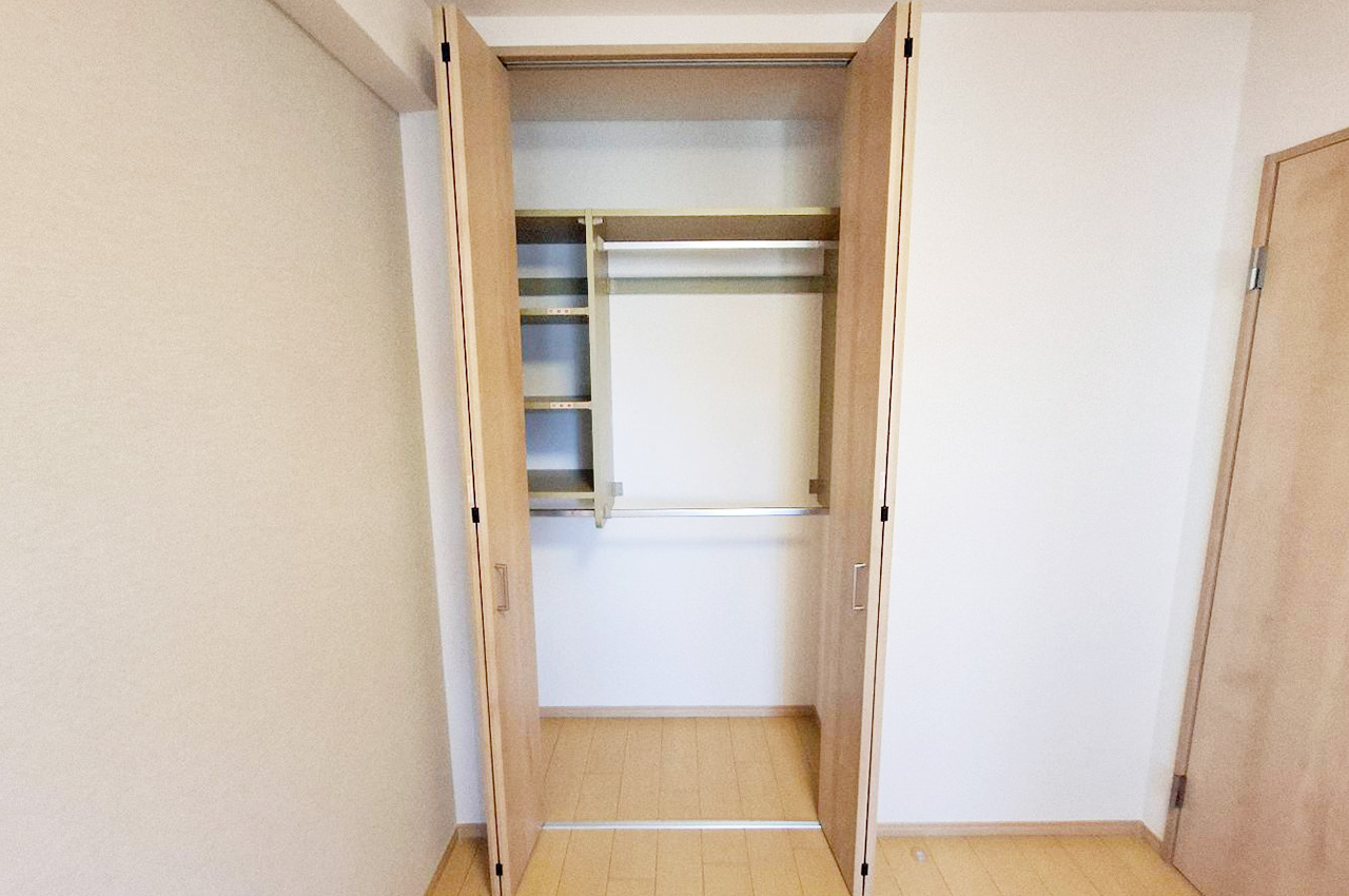 洋室②:クローゼットはハンガーパイプ付き。衣類をそのまま掛けられて便利な仕様。整理整頓もラクラク。