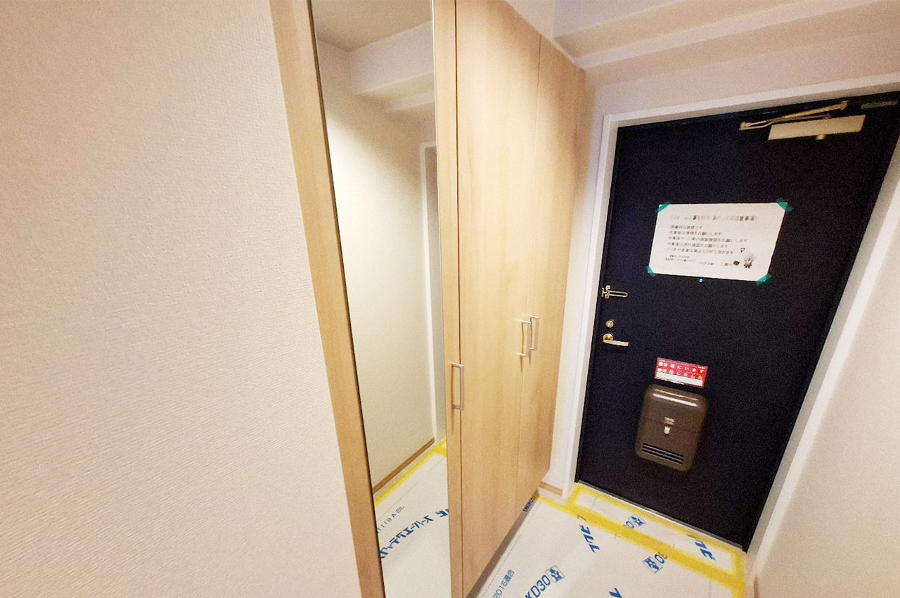 玄関:大容量の下駄箱を新調。姿見付きで外出前の身だしなみチェックにも便利です。