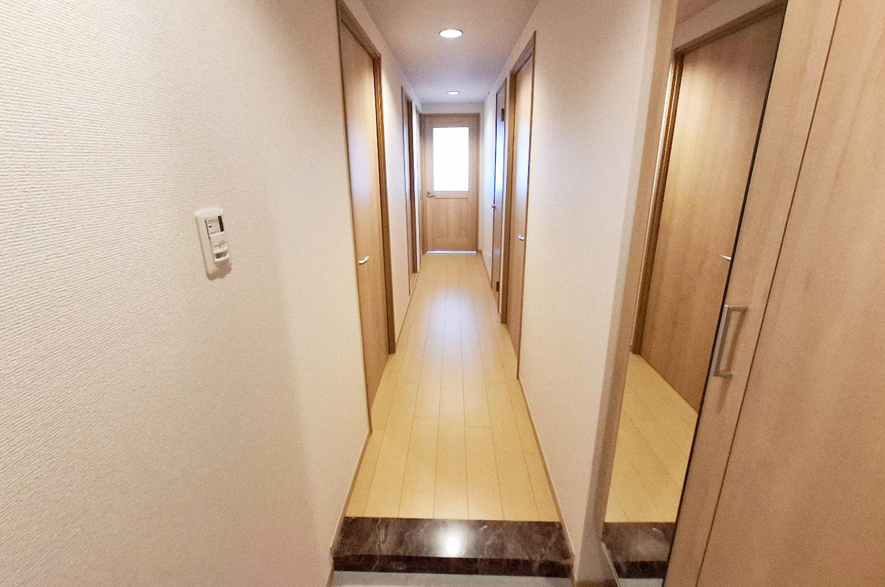 廊下:フローリング新調済み。真っ直ぐ続く廊下は無駄のない設計。生活動線がスムーズに保たれます。