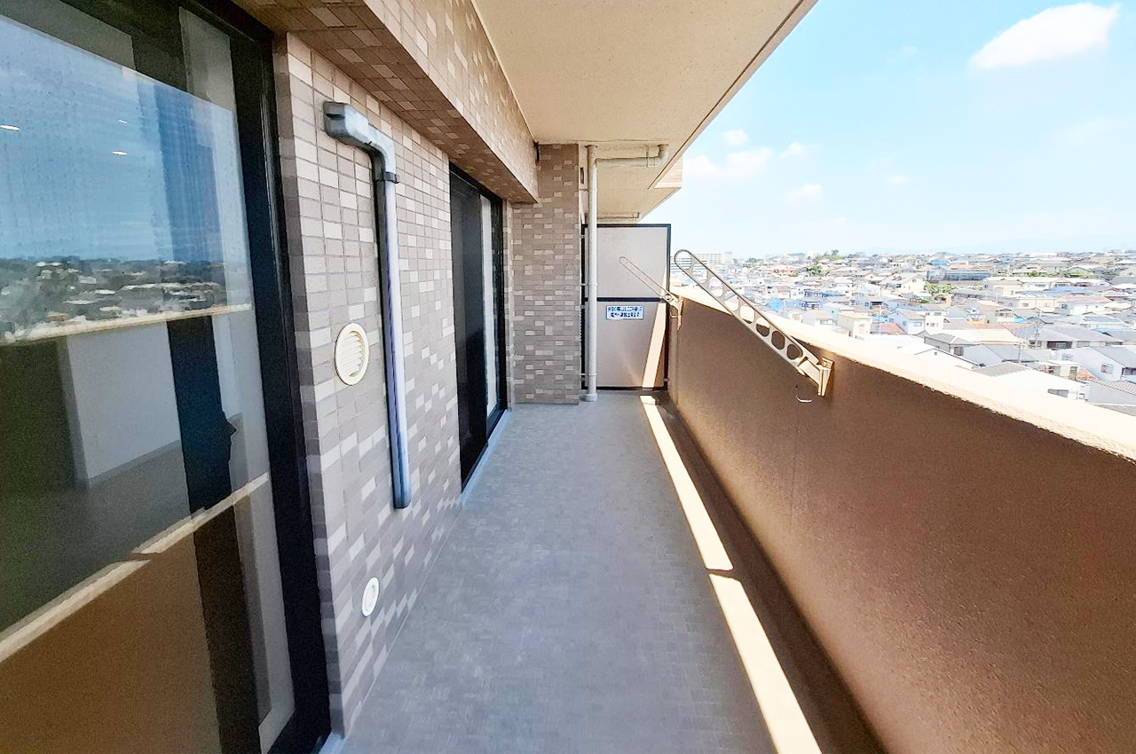 バルコニー:南東向きで陽当たり良好のバルコニー。朝の光が心地よく、洗濯物もよく乾きます。