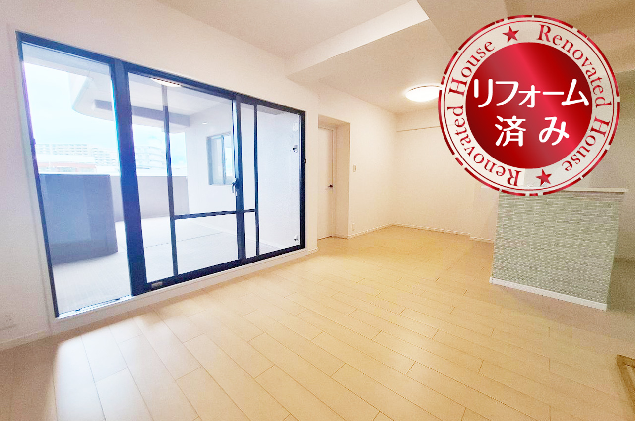 大きな窓と広いバルコニーに面したLDKは、開放感あふれる家族の憩いの空間です。