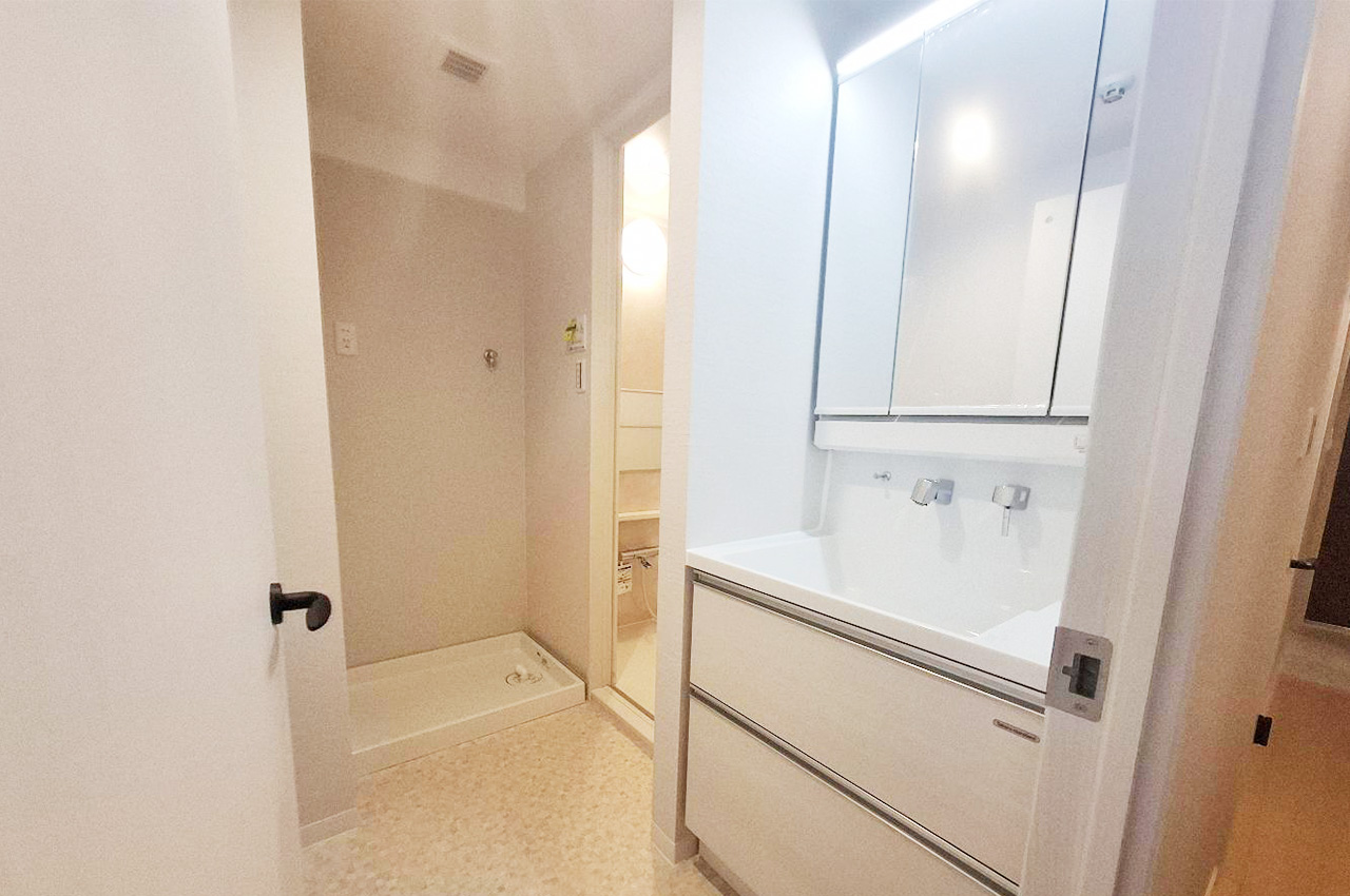 新調したピカピカの洗面台で快適に身支度ができます。洗濯機置場もあり家事がしやすく便利。