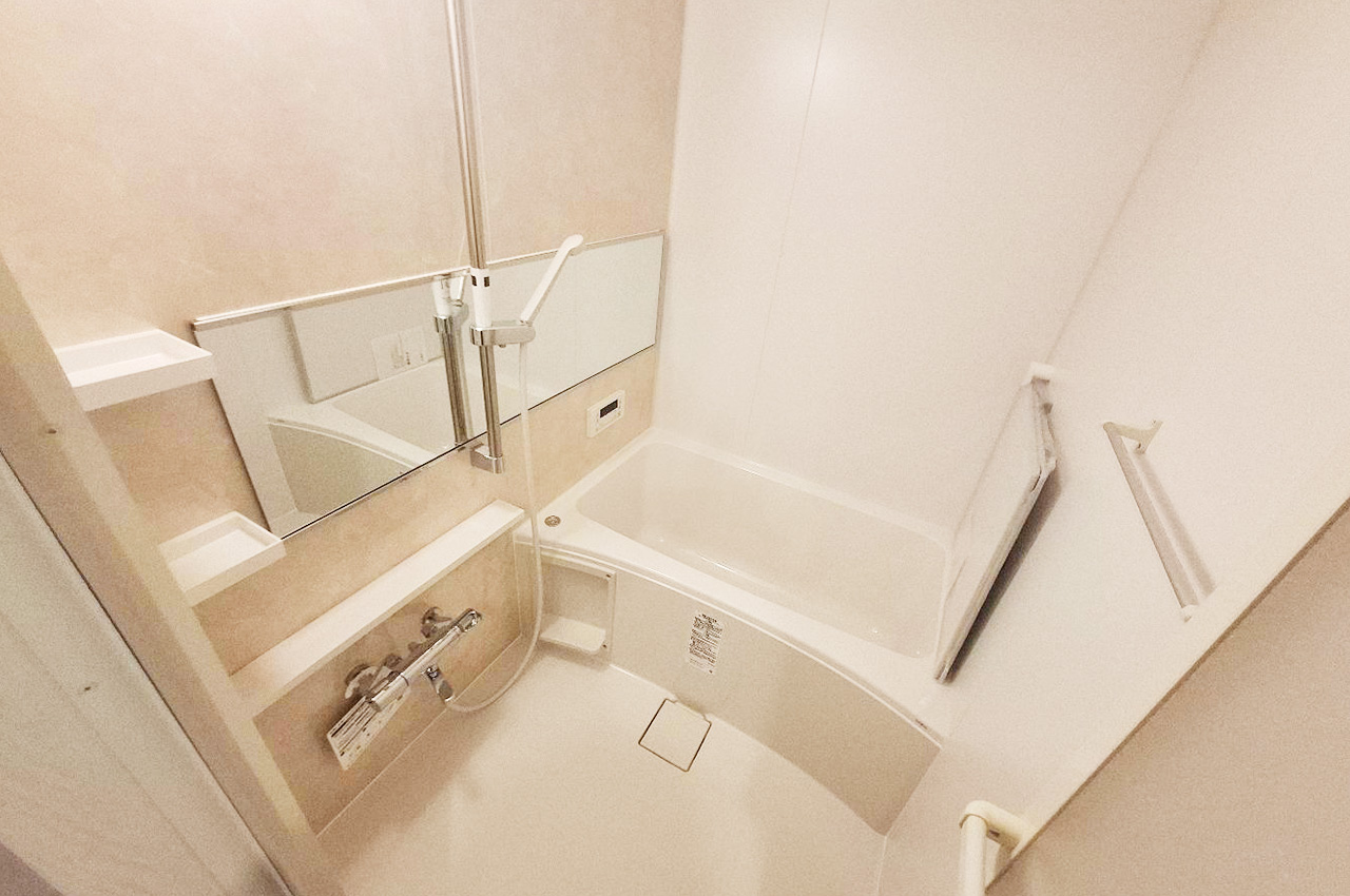 浴室乾燥機やシステムバスを新調した清潔感のあるバスルーム。ベージュのパネルがやさしい雰囲気。