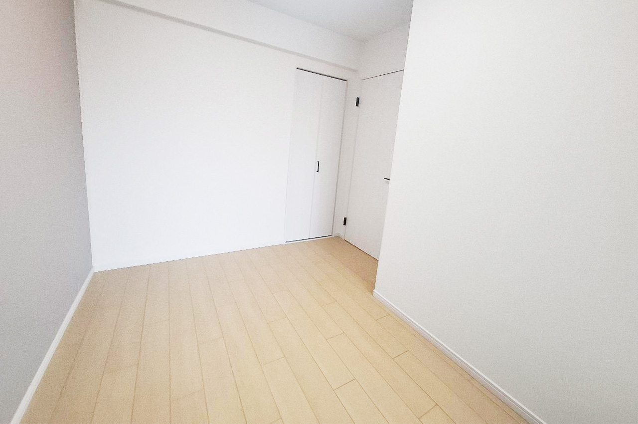 リフォームで生まれ変わった約5帖の洋室②。新調したフローリングは清潔感があり気分があがります。