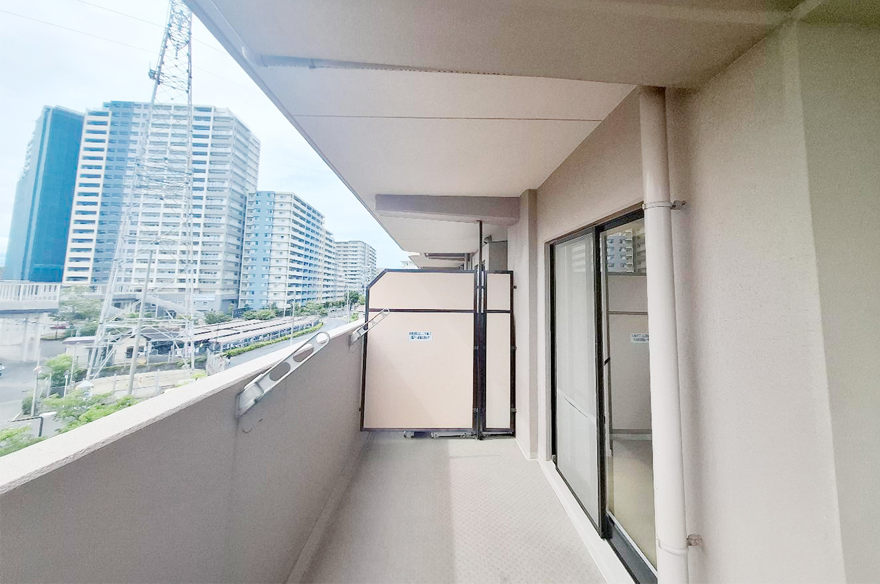 大量の洗濯物や布団も十分に干せる広々スペースがうれしいバルコニー。