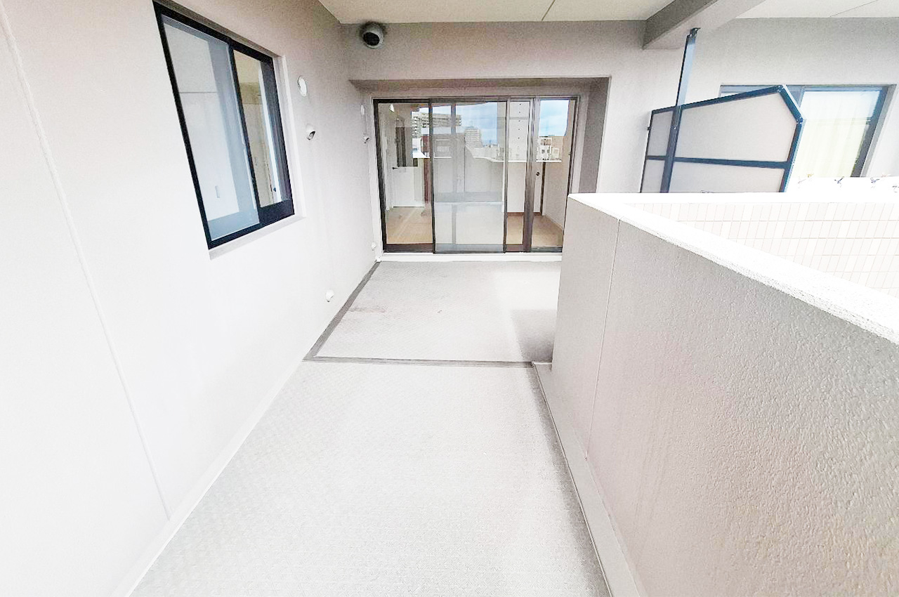 バルコニーは奥行きがありアウトドアリビング感覚で。夕暮れ時には赤く染まる空が暮らしを彩ります。