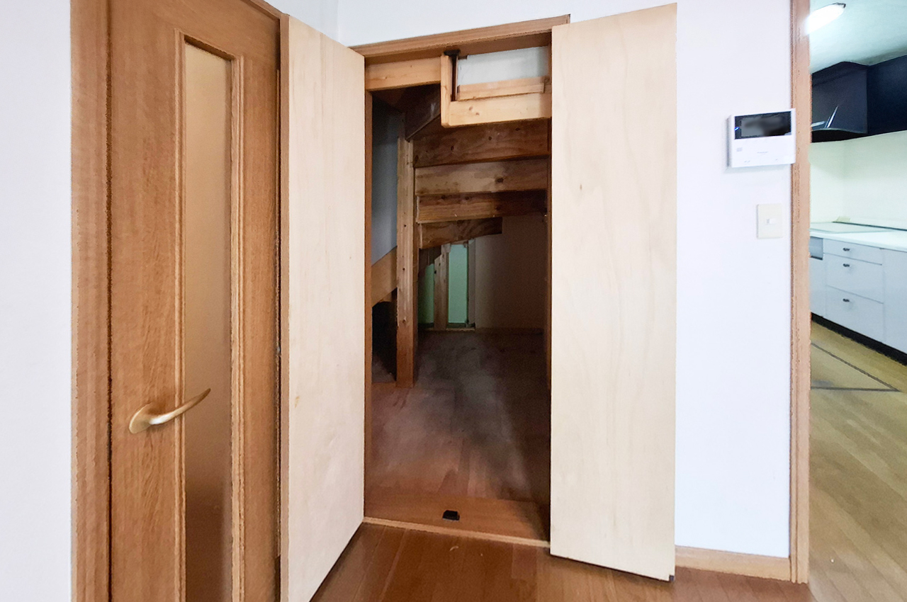 リビングダイニング:階段下物入